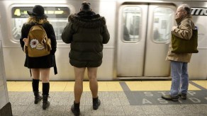 NY: Cientos celebran sin pantalones en el subway