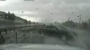 Video: Auto fuera de control arrastra a policía