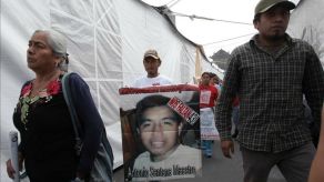 Algunos de los padres de los 43 normalistas mexicanos desaparecidos salen de una tienda donde mantienen una huelga de hambre de 43 horas. 