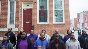 Miembros de Israel Unidos en Cristo cantan a las afueras de la estación de policía de Baltimore por la muerte del afroamericano Freddie Gray en Baltimore, Maryland, este 25 de abril.