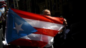 El informe señala que durante 2014 cerca de 84,000 personas emigraron de Puerto Rico hacia los Estados Unidos, mientras que 20,000 ciudadanos de la isla caribeña regresaron a su tierra de origen.<br />