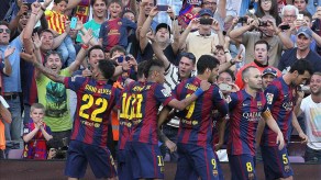 El delantero del FC Barcelona Pedro Rodríguez (tercero de la derecha) celebra con sus compañeros el gol marcado a la Real Sociedad, segundo para el conjunto azulgrana, durante el partido de la trigésima sexta jornada de liga de Primera División.