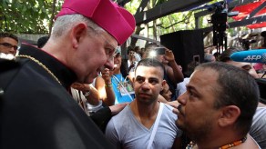 El arzobispo de la Iglesia Católica Eucarística en Canadá, Roger LaRade, oficia una boda gay simbólica durante una marcha contra la homofobia encabezada por la sexóloga y diputada cubana Mariela Castro, en La Habana.