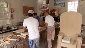 Un grupo de carpinteros hispanos está construyendo la silla que usará el Papa Francisco cuando oficie una misa en el Madison Square Garden.