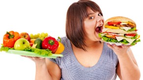 Ya lo has vivido antes: es de noche, tienes un hambre feroz y la comida rápida te hace un guiño que no puedes resistir. Sin embargo, puedes evitar caer en la tentación, eligiendo una cena ligera y apetitosa. Aquí te compartimos opciones.