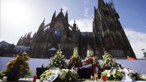 Flores y velas recuerdan a las víctimas del vuelo de Germanwings 4U 9525 frente a la catedral de Colonia.