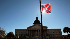 La bandera confederada flamea en el edificio gubernamental en la capital de Carolina del Sur, Columbia.