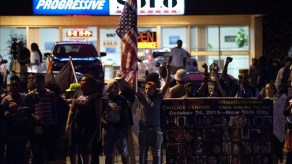 Decenas de personas se concentraron la noche del lunes en la avenida West Florissant de Ferguson, epicentro de los disturbios que siguieron a la muerte de Brown hace un año, en una protesta que dejó de ser pacífica en torno a las 11:00 p.m.