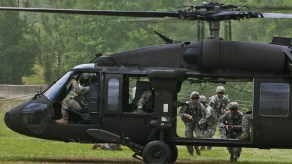 Militares desaparecen en choque de helicóptero