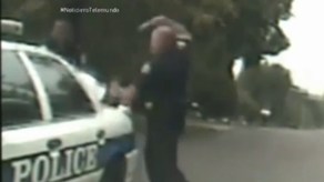 En el video se ve a un policía mientras le aplica golpes al inmigrante mexicano, quien ahora presentó una demanda.