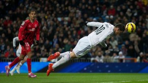 Con este cabezazo, James Rodríguez marcó el 1-0 a favor del Madrid en el juego contra Sevilla. Minutos después se fracturó su pie.