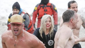 La cantante norteamericana Lady Gaga y su prometido, el actor Taylor Kinney salen de las heladas aguas del Lago Michigan.