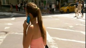 El informe arroja que las muertes de peatones distraídos, aquellos que caminan mirando un celular, creció un 15% en los últimos años.