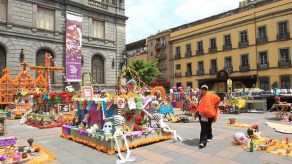 En la capital mexicana se filma la secuencia de apertura, ambientada en el Día de Muertos, lo cual provocará cortes de circulación en el centro a partir del jueves y requerirá la participación de 1,500 extras.