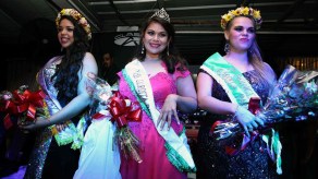 Raquel Giménez (centro), ganadora de la corona de Miss Gordita 2015, flanqueada por la primera princesa, Emilia Martínez (derecha) y la segunda, Esmilce Lescano (izquierda).