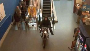 Motociclista se mete en mall y escapa de la policía