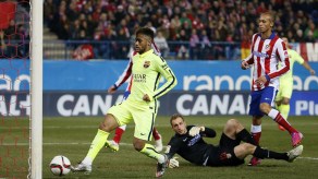 Neymar, del Barcelona FC, remata para marcar gol al Atlético de Madrid, tercero para el conjunto azulgrana, durante el partido de vuelta de los cuartos de final de la Copa del Rey.