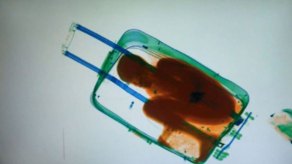 Escáner detecta a niño migrante dentro de maleta 