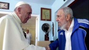 Aunque el portavoz del Vaticano, Federico Lombardi, dijo que no habría foto del encuentro, Alex Castro, hijo de Fidel, cedió esta foto tomada por él.