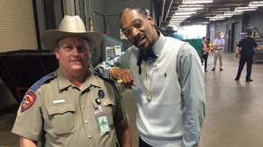 Billy Spears estaba trabajando en el festival en marzo cuando Snoop Dogg le pidió tomarse una fotografía juntos.