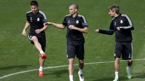 Los jugadores del Real Madrid James, Coentrao y Pepe se ejercitan antes del choque con su gran rival. 