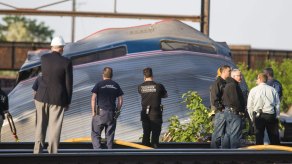 Imágenes del mortal descarrilamiento de un tren de Amtrak en Filadelfia.