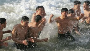 Soldados surcoreanos se entrenan en aguas congeladas: los hombres corren más riesgos que las mujeres, ¿pero son más idiotas?