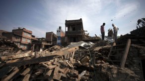 Buscan víctimas tras mortal terremoto en Nepal