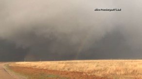 El arcoirois se alza en la zona media del video, justo detrás del tornado.<br />