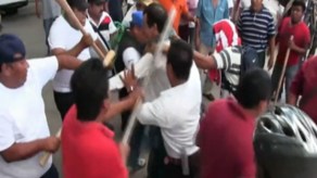 Decenas de sindicalistas se enfrentaron en Chilpancingo, México.