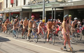 Iniciamos este resumen de semana en Melbourne, Australia con esta particular rodada, "The World Naked Bike Ride 2015" organizada de manera anual para hacer conciencia en temas como la seguridad del ciclista y promover una movivilidad ecológica. 