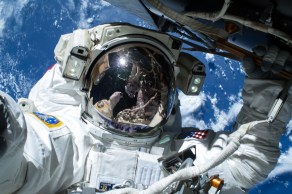 Astronauta Barry Wilmore trabajando afuera de la Estación Espacial Internacional durante la preparación de la estación para futuras llegadas de tripulaciones de vuelos comerciales. 