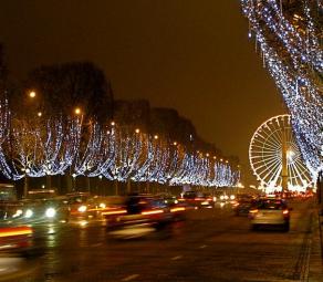 Paris te da un beso en cada esquina con sus decorados, sus luces refulgentes y su gente afable y simpática. Un lugar para respirar la Navidad.