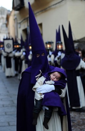 Cofradía de Jesús del Vía Crucis en Zamora, España. Ellos marchan descalzos.
