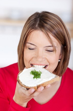Los productos que generalmente son más fáciles de tolerar, debido a que contienen menos lactosa que la leche son: yogur, queso y crema agria.