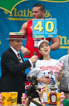Sonya Thomas, conocida como "La Viuda Negra" ganó en el 2011 la competencia de mujeres con la cantidad de 40 hot dogs.