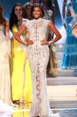 Leila Lopes, espléndida, desfila durante el fin de su reinado.