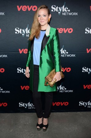 De todo un poco... Así es como vemos la actriz Louisa Krause: pantalón negro, blusa azul y un saco verde brillante. La cereza del pastel una bolsa color camel.