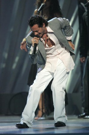 2005.- Marc Anthony baila y emociona en los Billboard Latin Music Awards de 2005, sobre el escenario del Arena de Miami.