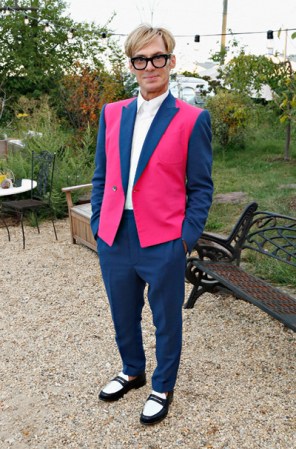 El diseñador de moda Todd Thomas con un traje azul, saco a dos colores, al igual que sus zapatos. Sin miedo a combinar colores, un estilo muy peculiar.
