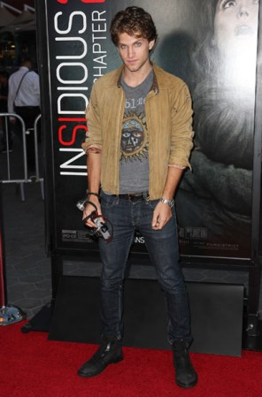 Mientras unos sacan sus mejores galas para asistir a una premier, el actor Keegan Allen eligió unos típicos jeans, camiseta y una chaqueta en coló camel. Dónde quedó al glamour?