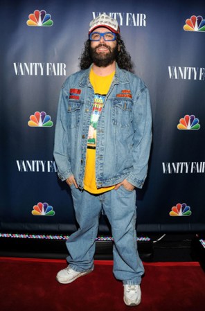 Quizá sea su estilo personal de vestir, querer llamar la atención, pero es esencial que como figura pública aprendas a vestir bien. Parece que al actor Judah Friedlander eso no se le da, ya que lo vemos en una facha absoluta en un evento público.