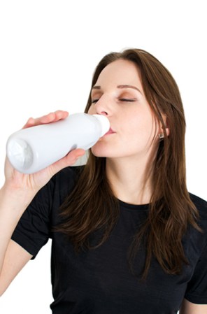 Si te encanta la leche en todas sus formas, pero eres intolerante a la lactosa, experimenta consumir pequeñas cantidades de productos lácteos. Tú organismo te indicará qué le cae bien o qué no.