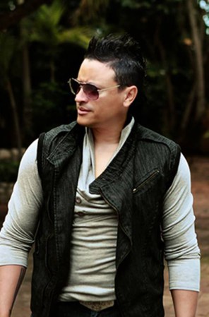 Su voz es inconfundible, Elvis Crespo talentoso cantante boricua de merengue y salsa.