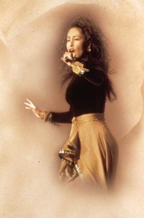 Asesinada por la presidenta de su club de fans, Selena es más que un mito. Aunque sólo tenía 23 años al morir, tuvo una carrera exitosa y consiguió más de 60 millones de ventas a nivel mundial.