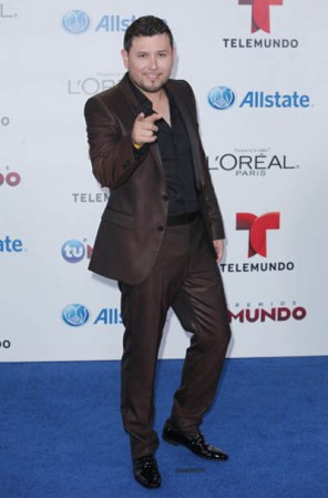 Roberto Tapia está para bienes este año. Una premiación tras otra, ¡mirá que guapo se ve en los Premios Telemundo de agosto!