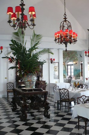 El restaurante decorado el blanco y negro, con lámparas de color rojo que dan un toque especial y diferente.