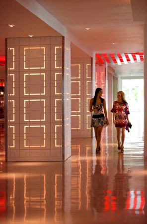 En The Condado Plaza no necesitas salir para pasar una noche increíble en su casino, bar y otras atracciones.