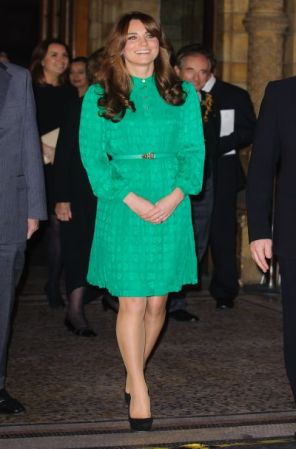 Inspírate en la princesa, Katie Middleton, y anímate a un vestido de cortes clásicos en un tono vibrante. ¡Causarás una buena impresión!
