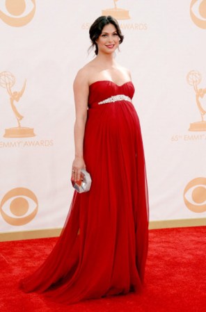 Morena Baccarin lució radiante embarazada, con un diseño fluido en rojo y accesorios metalizados.